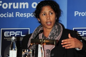Steffi Jones, ehemalige Fußballspielerin und Funktionärin, hält eine Rede oder Präsentation vor einem Publikum. Im Hintergrund ist ein Banner mit dem Logo der EPFL (European Professional Football Leagues) zu sehen.