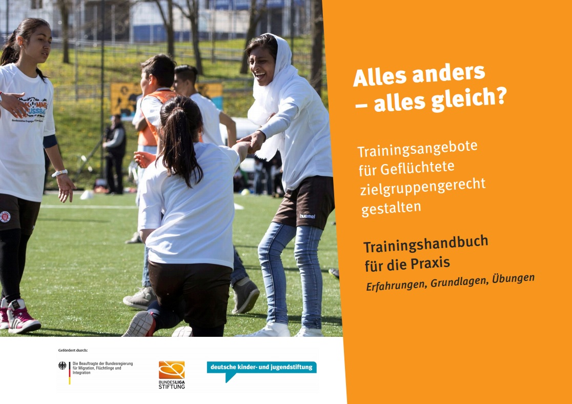 Trainingshandbuch "Alles anders – alles gleich?" für Fußballtrainer: Auf dem Cover sind Kinder und Jugendliche beim Fußballtraining auf einem Rasenplatz zu sehen. Der Titel des Handbuchs und das Logo der Deutschen Kinder- und Jugendstiftung sind ebenfalls abgebildet.