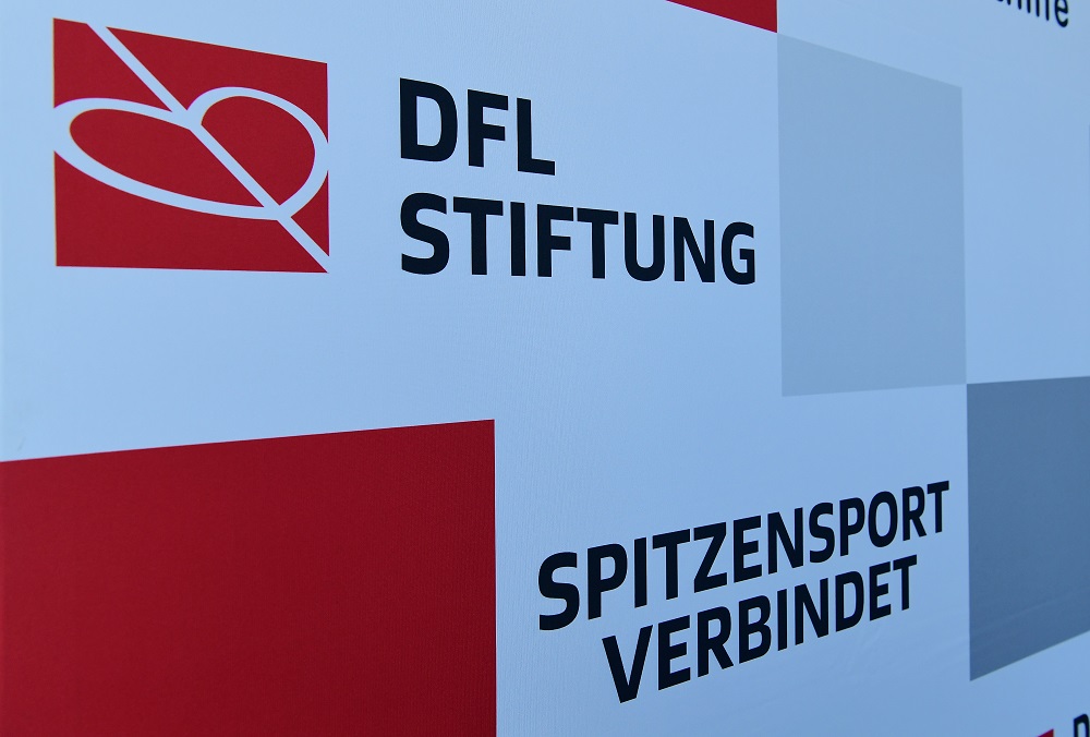 DFL Stiftung Logo mit dem Schriftzug "SPITZENSPORT VERBINDET" auf blauem Hintergrund.