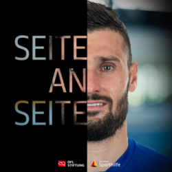 Daniel Caliguiri, Fußballspieler, blickt selbstbewusst in die Kamera. Links im Bild steht der Schriftzug "Seite an Seite" vor einem dunklen Hintergrund. Im unteren Bereich sind das Logo der DFL Stiftung und das Logo von "Sporthelden" zu sehen.