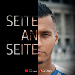 Davie Selke, Fußballspieler, im Porträt, mit dem Schriftzug "Seite an Seite" darüber. Logo der DFL Stiftung und Deutsche Sporthilfe im unteren Bereich.