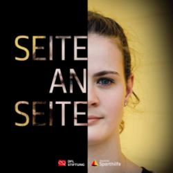 Nahaufnahme von Wasserspringerin Elena Wassen, halbseitig in Schwarz-Weiß und halbseitig in Farbe dargestellt. Auf der linken Seite steht in großen Buchstaben "SEITE AN SEITE". DFL Stiftung Logo und Deutsche Sporthilfe Logo sind im unteren Bereich zu sehen.