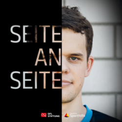 Fabian Roth, Badmintonspieler, im Porträt. Die linke Bildhälfte ist dunkel mit dem Text "Seite an Seite" versehen, die rechte Hälfte zeigt Fabian Roth mit kurzen braunen Haaren und blick in die Kamera. Im unteren Bereich des Bildes befinden sich die Logos der DFL Stiftung und Deutsche Sporthilfe.