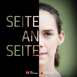 Kira Walkenhorst, Beachvolleyballspielerin, im Porträt. Der linke Teil des Bildes ist dunkel, der rechte zeigt ihr Gesicht. Im linken Bereich steht in großen, weißen Buchstaben "SEITE AN SEITE".