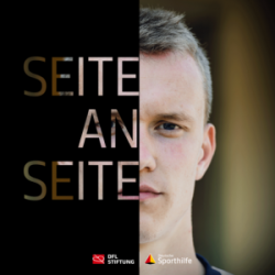 Lukas Klostermann, Fußballspieler, im Porträt, halbseitig mit dem Schriftzug "Seite an Seite" auf schwarzem Hintergrund. Logo der DFL Stiftung und Deutsche Sporthilfe im unteren Bereich.