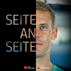 Manuel Neuer, halbe Gesichtsansicht, mit dem Schriftzug "Seite an Seite" darüber. Logo der DFL Stiftung und von "Gemeinsam für ein starkes Team" darunter.
