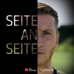 Marco Reus, Fußballspieler, porträtiert mit der Aufschrift "Seite an Seite" und den Logos der DFL Stiftung und Deutsche Sporthilfe.