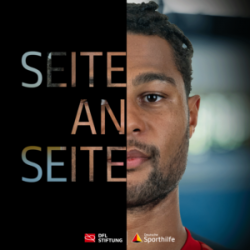 Serge Gnabry, Fußballspieler, Porträt, halbseitig, mit dem Schriftzug "Seite an Seite" im Hintergrund. Logo der DFL Stiftung und Sporthilfe im unteren Bereich.