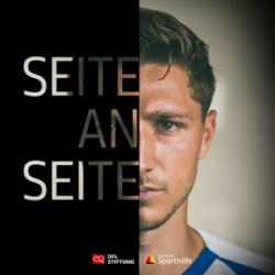 Niklas Stark, Fußballspieler, im Porträt. Die linke Bildseite ist schwarz mit dem weißen Schriftzug "SEITE AN SEITE", die rechte zeigt den Kopf des Spielers. Im unteren Bereich sind das Logo der DFL Stiftung und von Deutsche Sporthilfe zu sehen.