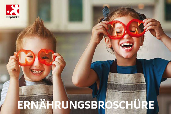 Zwei fröhliche Kinder halten rote Tomatenscheiben vor die Augen wie eine Brille. Im Hintergrund ist eine Küche zu sehen und am unteren Bildrand der Schriftzug "ERNÄHRUNGSBROSCHÜRE".
