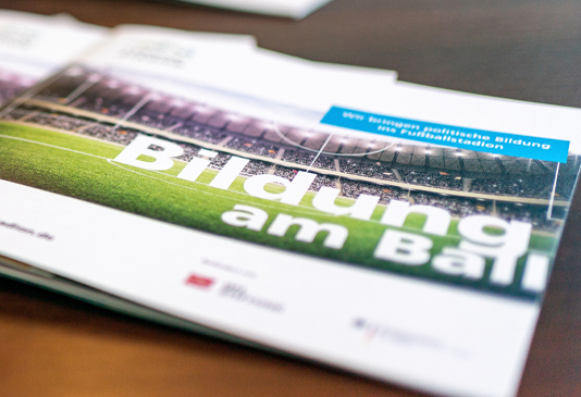 Lernort Stadion Partner: Broschüre mit Stadionmotiv und dem Schriftzug "Bildung am Ball".