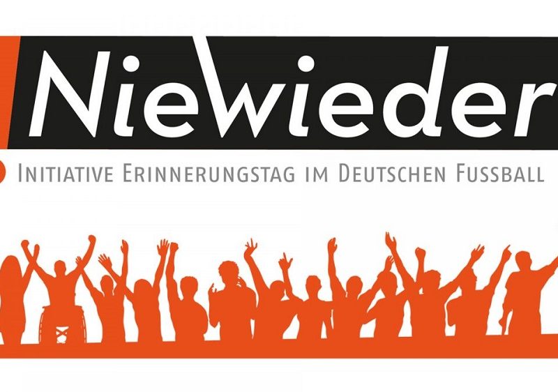 Jerome Boateng begrüßt Kinder und Jugendliche in einer Turnhalle. Im Hintergrund sind weitere Kinder und eine Basketballanlage zu sehen.