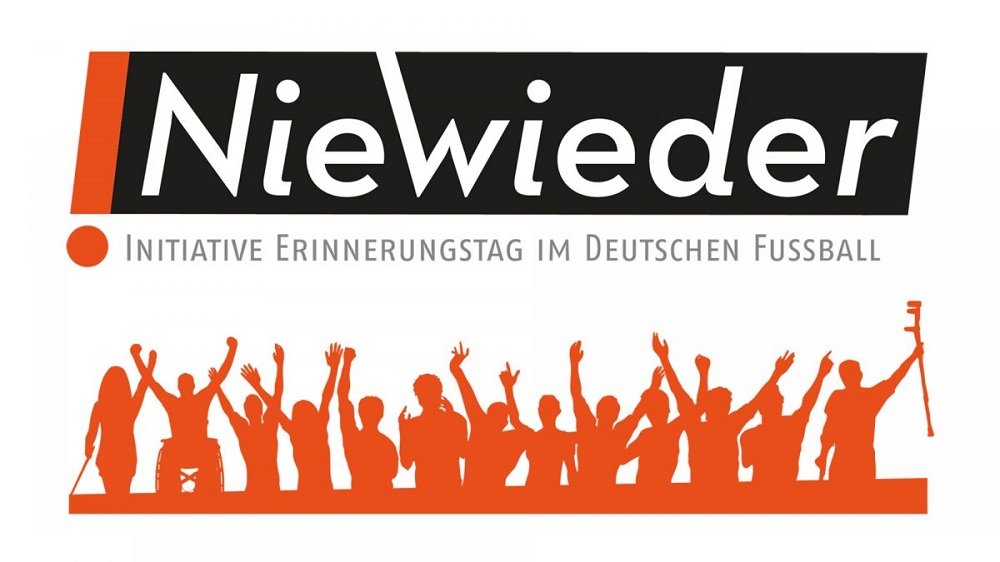 Jerome Boateng begrüßt Kinder und Jugendliche in einer Turnhalle. Im Hintergrund sind weitere Kinder und eine Basketballanlage zu sehen.