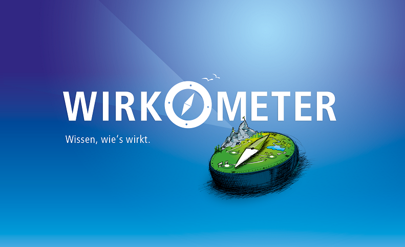 Drei Männer im Anzug halten eine Urkunde. Der Mann in der Mitte lächelt in die Kamera.