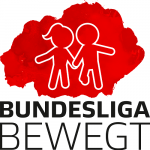 Ein Mann liest Kindern in einem Auditorium vor. Neben ihm sitzt ein großes Maskottchen in Fußballkleidung. Die Kinder sitzen auf Stühlen und schauen zum Vortragenden. Im Hintergrund eine Leinwand mit der Aufschrift "play fair!" und "2014".