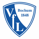 Fußballfeld mit Spiellinien im Fokus, Tribünen im Hintergrund, Blickwinkel vor einem Bundesliga-Spiel zwischen 1. FSV Mainz 05 und RB Leipzig.