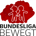 Fünf Personen halten gemeinsam eine weiße Kiste mit dem Aufdruck "Lernort Stadion e.V.". Im Hintergrund ist ein historischer Raum mit Wandmalereien erkennbar.