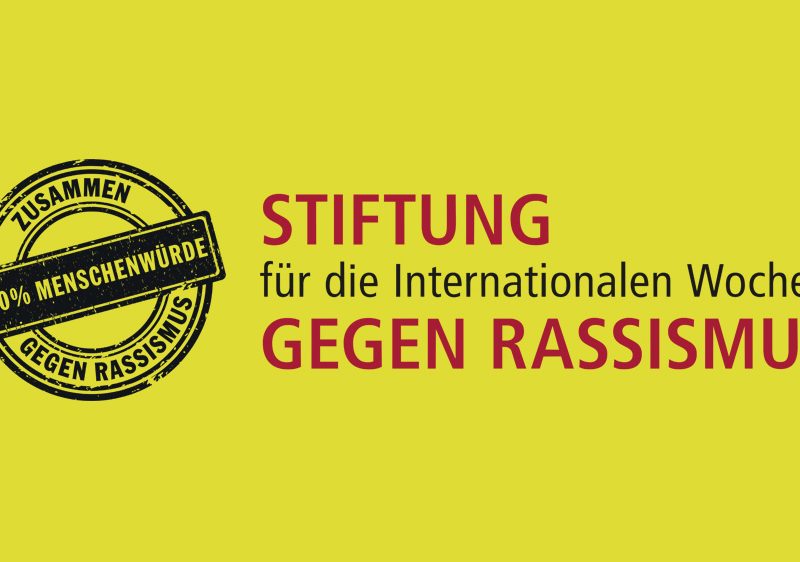 Eine Gruppe von sechs Personen steht vor einer Wand mit Porträts von Biathleten. Im Hintergrund sind die Namen Magdalena Neuner, Michael Greis und Arnd Peiffer zu sehen. Die Personen sind festlich gekleidet und scheinen an einer Veranstaltung teilzunehmen. Im unteren rechten Bildrand ist das Logo der Deutschen Sporthilfe erkennbar.