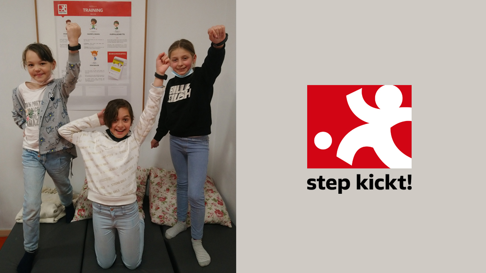 Junge Sportlerinnen und Sportler stehen auf einer Bühne vor einem großen Publikum und nehmen Preise entgegen. Im Hintergrund ist eine Leinwand mit dem Logo der Deutschen Sporthilfe und der Aufschrift "Juniorsportler des Jahres" zu sehen.