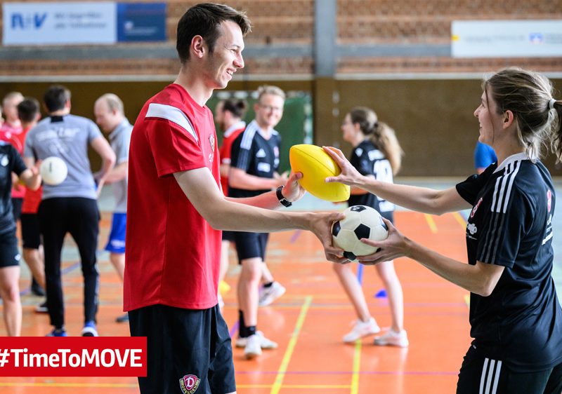 Rotes Fußballmuster in einem Netzwerk aus schwarzen Punkten und Linien.