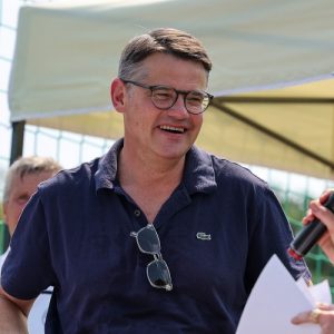 Bundesfamilienministerin Dr. Franziska Giffey im Gespräch mit Jugendlichen und DFL-Geschäftsführer Christian Seifert in den Katakomben eines Fußballstadions.