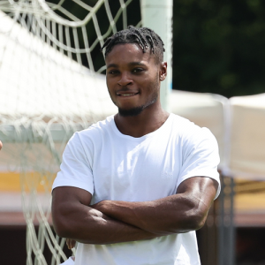 Grillabend der DFL Stiftung und des Deutschen Behindertensportverbands mit Teilnehmern der Para Leichtathletik-Europameisterschaft in Berlin. Ein Mann hält eine Rede vor den Sportlern.