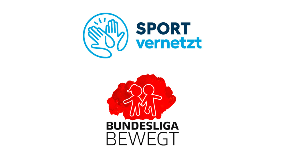 Jubelnde U10-Fußballspieler der DFL Stiftung halten Pokale in die Luft. Im Hintergrund sind weitere Kinder und Erwachsene auf einem Fußballfeld zu sehen.