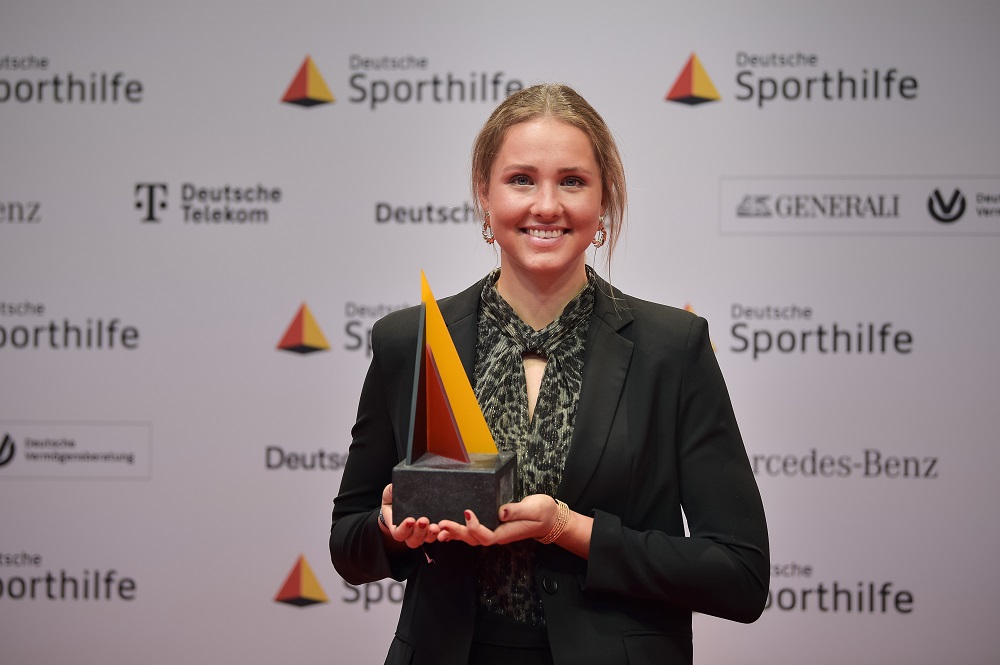 Lukas Klostermann, porträtiert mit dem Schriftzug "Seite an Seite" im Hintergrund, Logo der DFL Stiftung und Deutsche Sporthilfe im Vordergrund.