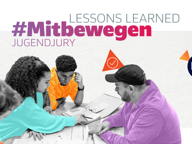 Eine Gruppe junger Menschen sitzt um einen Tisch und diskutiert. Ein erwachsener Mann in blauem Pullover ist ebenfalls dabei. Im Hintergrund steht der Hashtag "#Mitbewegen" und der Titel "Lessons Learned". Das Logo der DFL Stiftung ist rechts unten zu sehen.