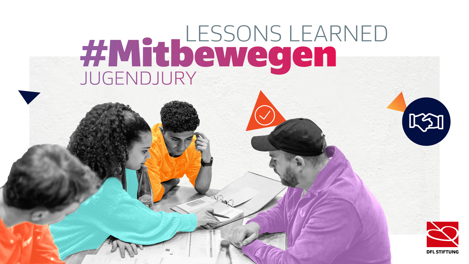 Eine Gruppe junger Menschen sitzt um einen Tisch und diskutiert. Ein erwachsener Mann in blauem Pullover ist ebenfalls dabei. Im Hintergrund steht der Hashtag "#Mitbewegen" und der Titel "Lessons Learned". Das Logo der DFL Stiftung ist rechts unten zu sehen.