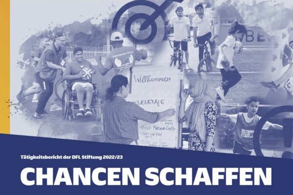 Eine Gruppe von Kindern und Jugendlichen steht vor einer selbstgebastelten Wand mit dem Schriftzug