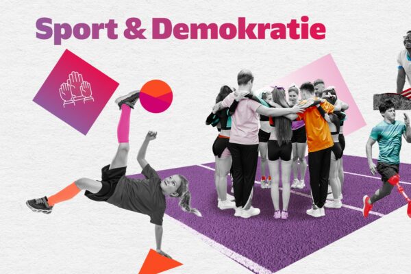 Eine Collage aus verschiedenen Fußballmotiven: Eine junge Spielerin in Aktion, eine Gruppe von Kindern, die sich in den Armen hält und ein Fußballspieler im Trikot. Im Hintergrund sind Fußballfelder und Linien erkennbar. Darüber steht der Text 