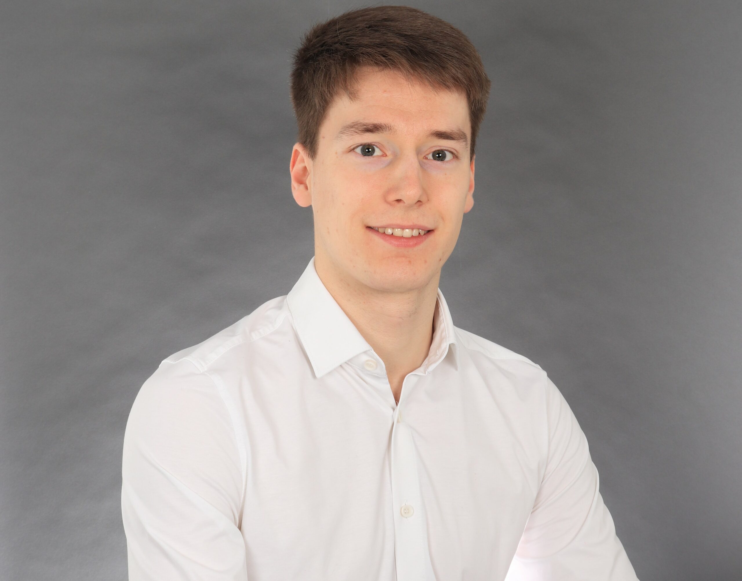 Sebastian Kraft, Porträt, lächelnd in die Kamera blickend.