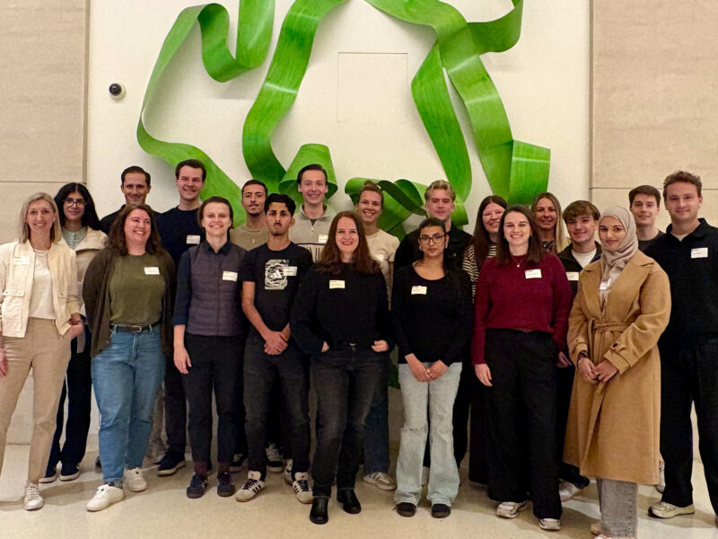 Gruppenbild vom Team des Next Gen Jugendbeirats und dem Team der Stiftung