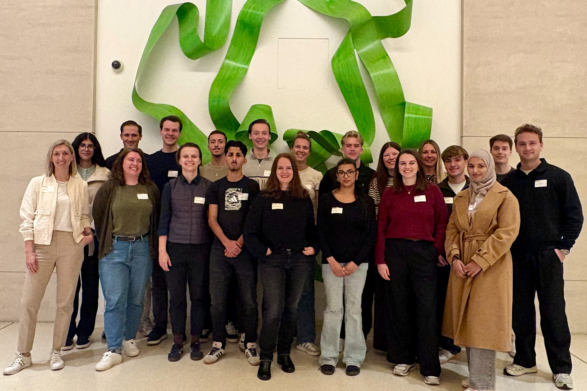 Gruppenbild vom Team des Next Gen Jugendbeirats und dem Team der Stiftung